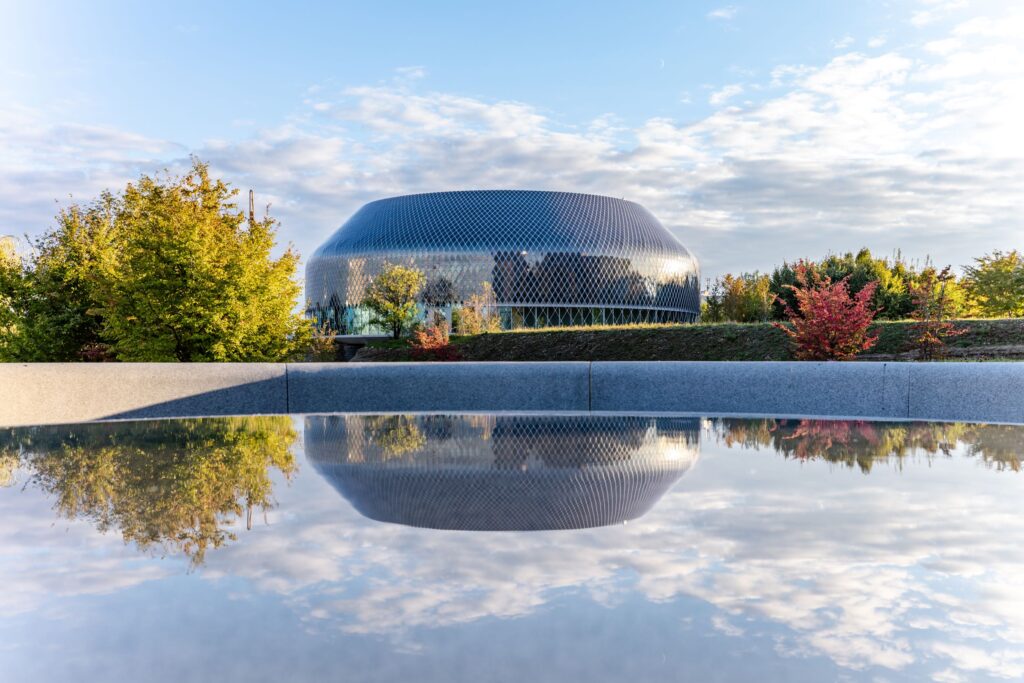 novartis-pavillon-located-park-south-campus-klein
