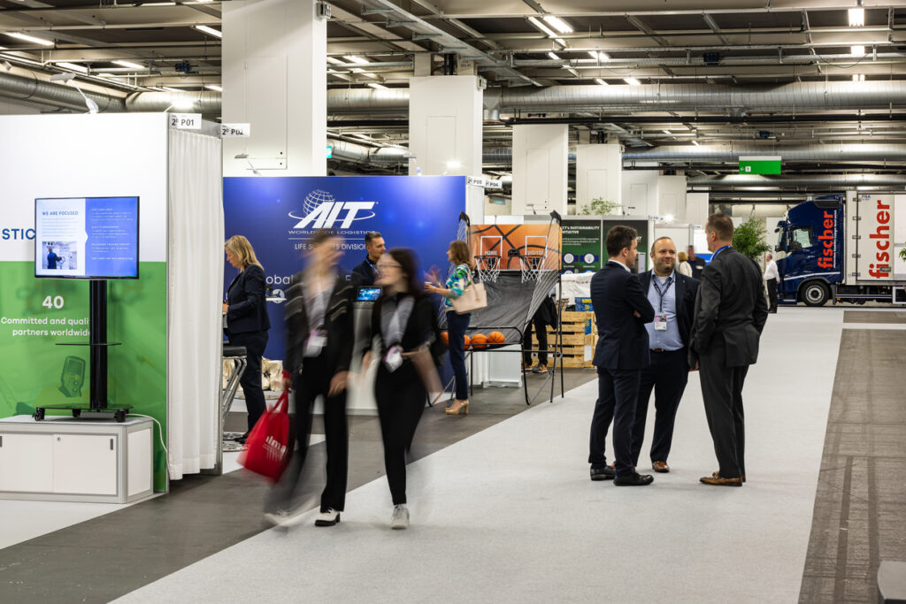 Personen auf dem Event, in der Halle verteilt