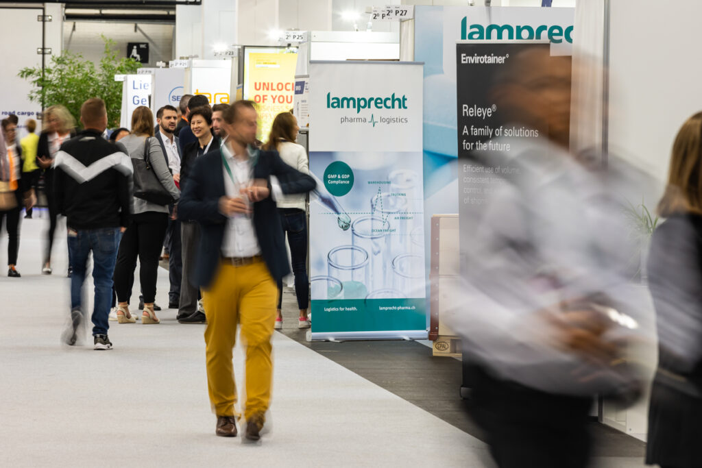 Personen auf dem Event, in der Halle verteilt