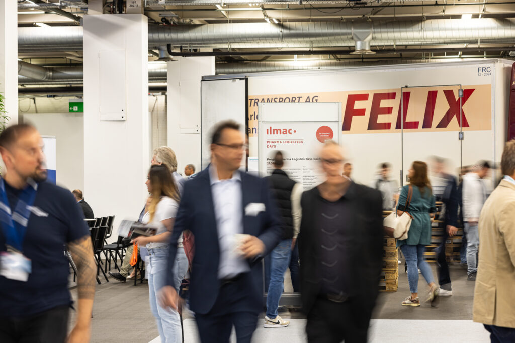 Personen auf dem Event, in der Halle verteilt