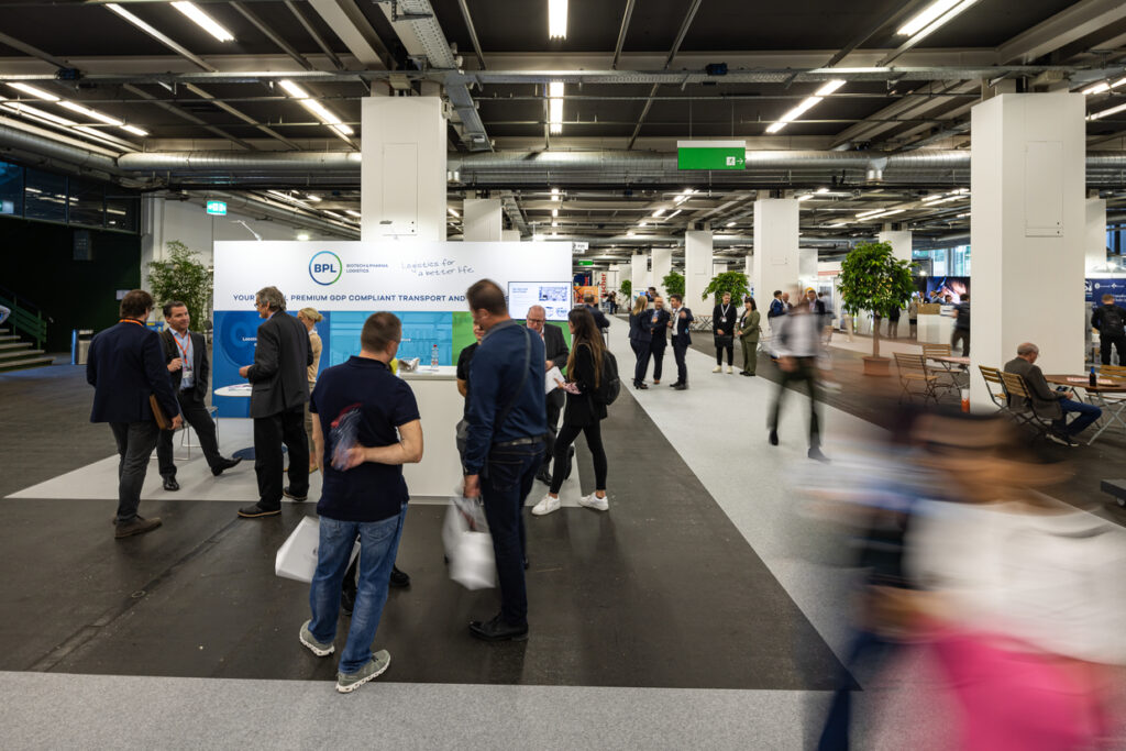 Personen auf dem Event, in der Halle verteilt