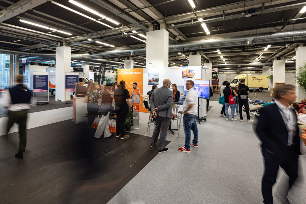 Personen auf dem Event, in der Halle verteilt